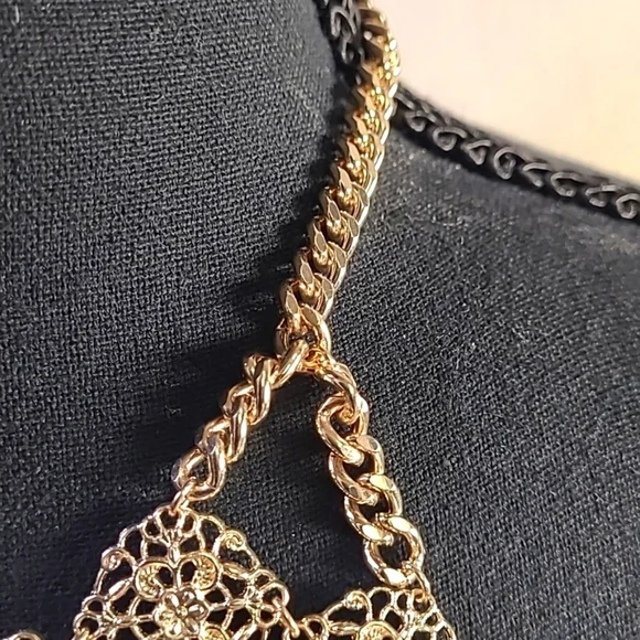 Gold tone vintage necklace. 16 inches - Picture 3 of 5